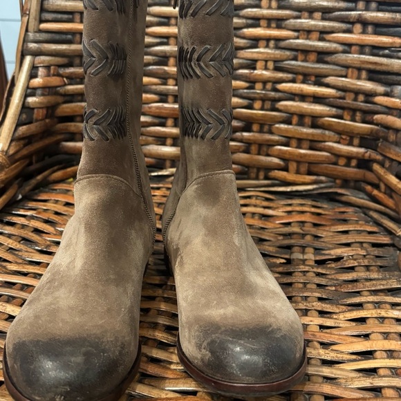 UGG Cailyn Womens 6 Boots
Brown Distressed Suede Winter
Western Low Heel Roper - Picture 9 of 12